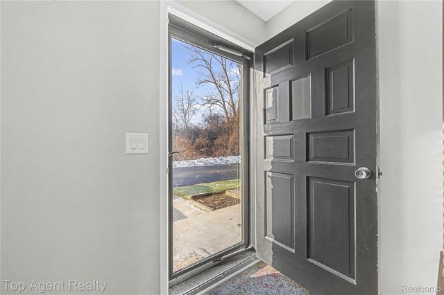 152 E Hickory Grove Road, Bloomfield Charter Township, MI 48304