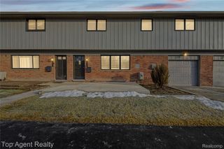 152 E Hickory Grove Road, Bloomfield Charter Township, MI 48304