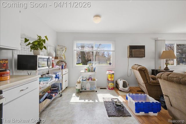 90 N Josephine Avenue, Waterford Charter Township, MI 48328