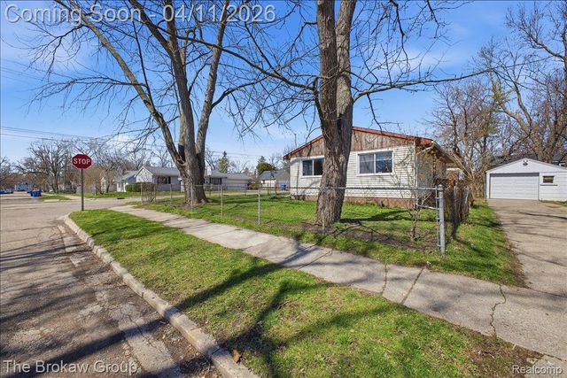90 N Josephine Avenue, Waterford Charter Township, MI 48328