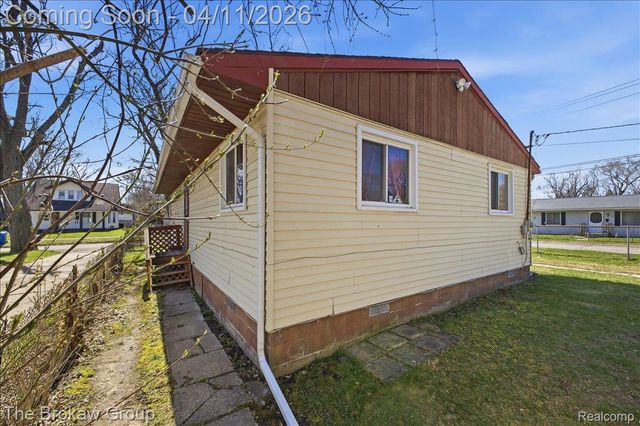 90 N Josephine Avenue, Waterford Charter Township, MI 48328