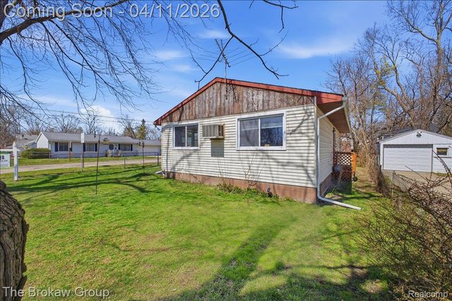 90 N Josephine Avenue, Waterford Charter Township, MI 48328