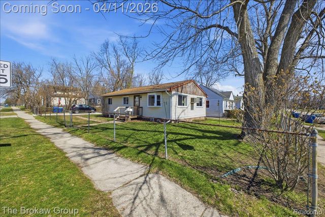 90 N Josephine Avenue, Waterford Charter Township, MI 48328