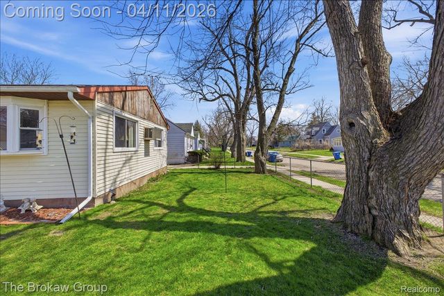 90 N Josephine Avenue, Waterford Charter Township, MI 48328