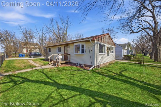 90 N Josephine Avenue, Waterford Charter Township, MI 48328