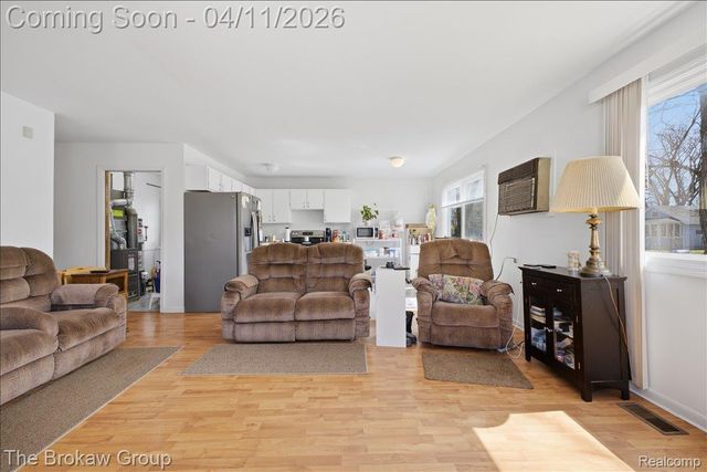 90 N Josephine Avenue, Waterford Charter Township, MI 48328