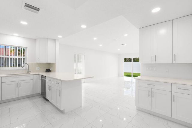 6702 N Pine Island Road 6702, Tamarac, FL 33321