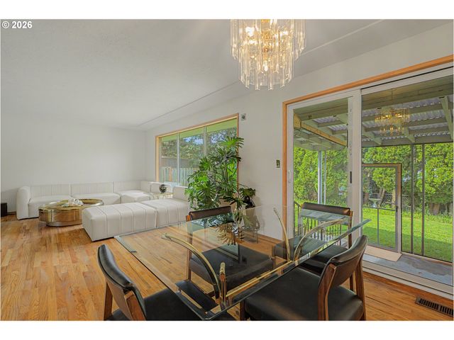 14045 Ne SACRAMENTO St, Portland, OR 97230