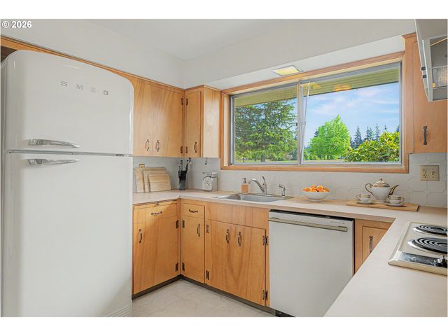 14045 Ne SACRAMENTO St, Portland, OR 97230