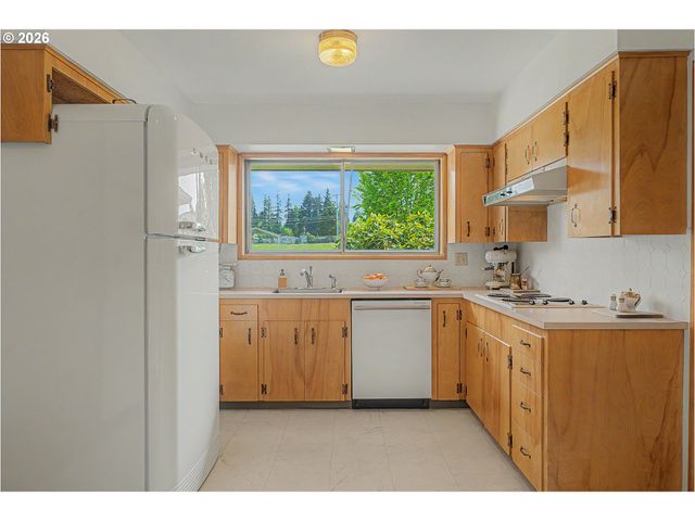 14045 Ne SACRAMENTO St, Portland, OR 97230
