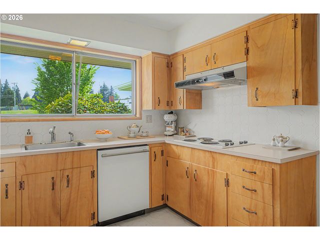 14045 Ne SACRAMENTO St, Portland, OR 97230
