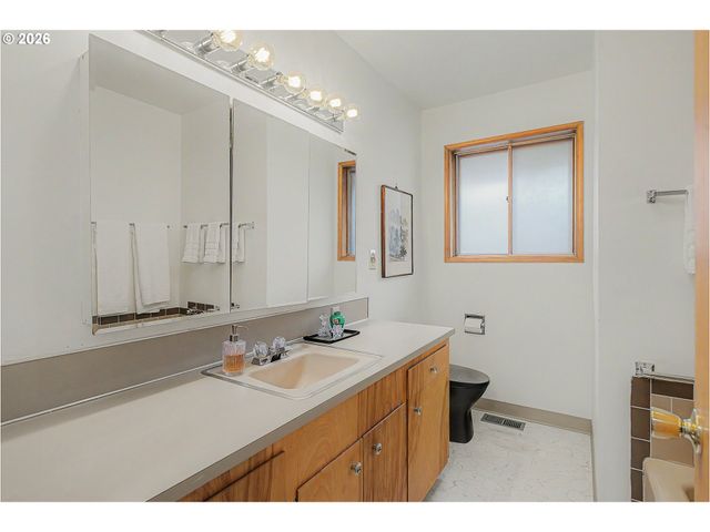 14045 Ne SACRAMENTO St, Portland, OR 97230