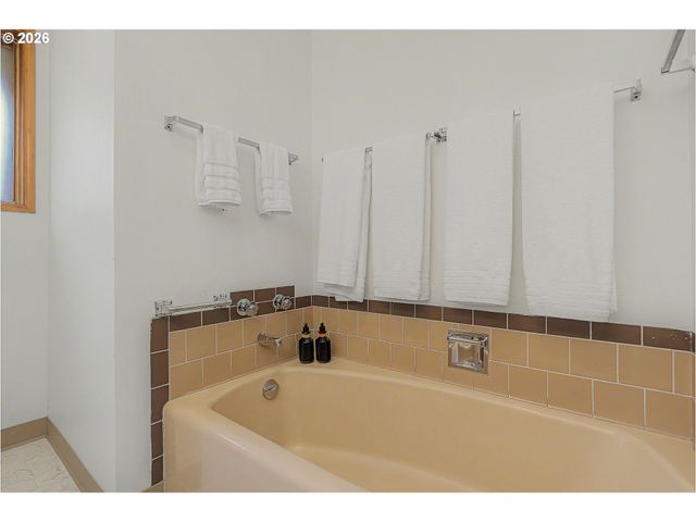 14045 Ne SACRAMENTO St, Portland, OR 97230