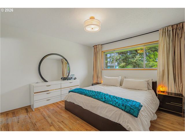 14045 Ne SACRAMENTO St, Portland, OR 97230