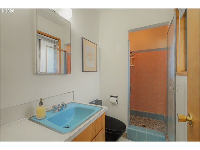 14045 Ne SACRAMENTO St, Portland, OR 97230