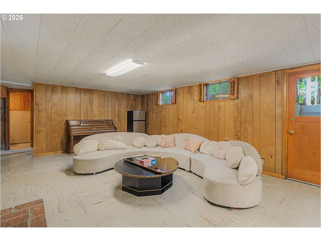 14045 Ne SACRAMENTO St, Portland, OR 97230