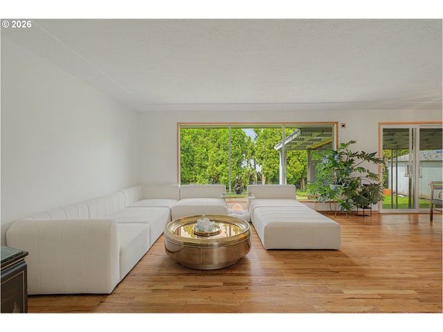 14045 Ne SACRAMENTO St, Portland, OR 97230