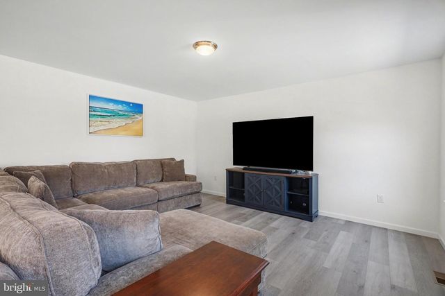 3660 PEBBLE RUN DR, Dover, PA 17315