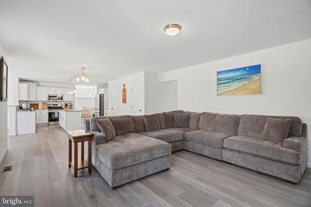 3660 PEBBLE RUN DR, Dover, PA 17315