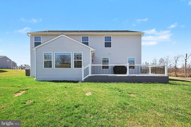 3660 PEBBLE RUN DR, Dover, PA 17315