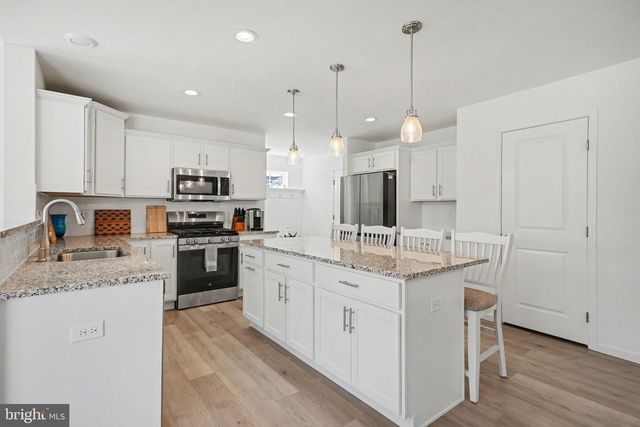 3660 PEBBLE RUN DR, Dover, PA 17315