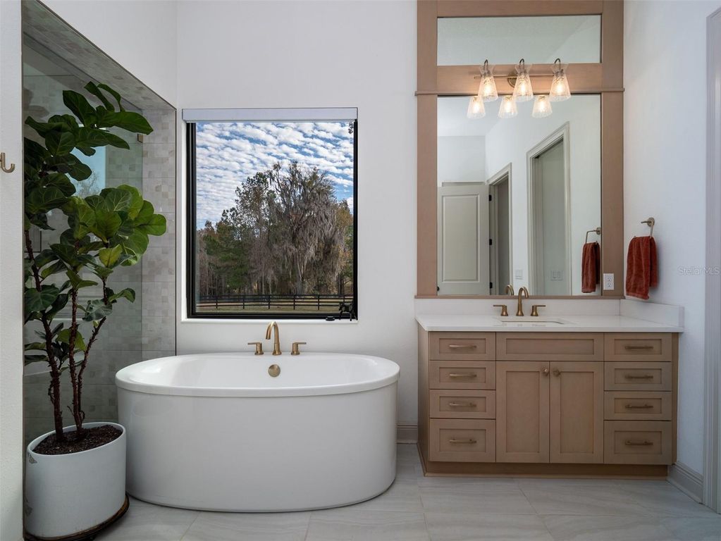 Image 14 of property listing at 11920 SE 22ND AVENUE ROAD, Ocala, FL 34480