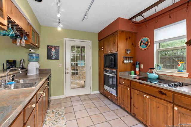 696 FAURIE RD, Lakehills, TX 78063