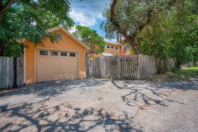 696 FAURIE RD, Lakehills, TX 78063