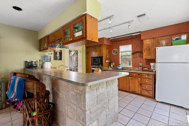 696 FAURIE RD, Lakehills, TX 78063