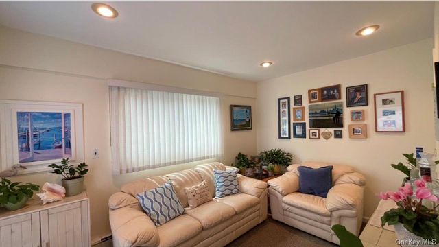 32 Taylor Drive, Farmingdale, NY 11735
