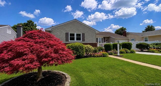 32 Taylor Drive, Farmingdale, NY 11735