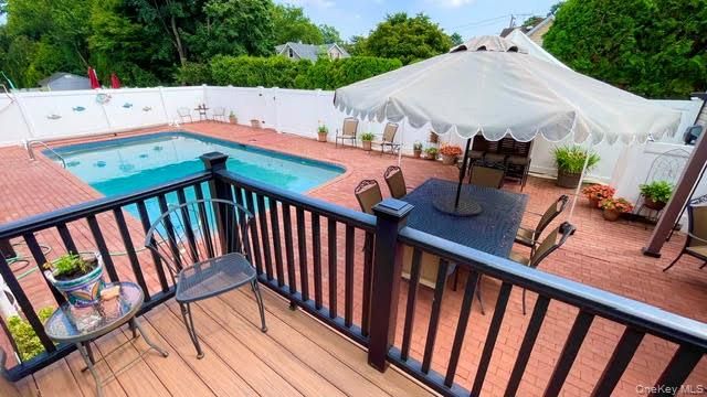 32 Taylor Drive, Farmingdale, NY 11735