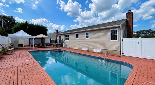 32 Taylor Drive, Farmingdale, NY 11735
