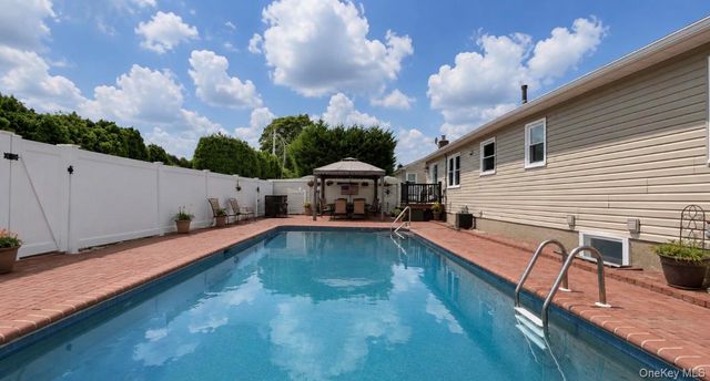 32 Taylor Drive, Farmingdale, NY 11735
