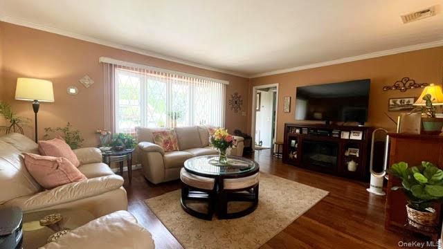 32 Taylor Drive, Farmingdale, NY 11735