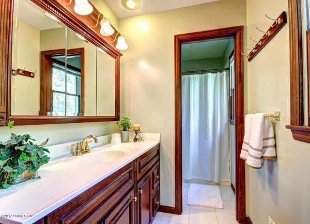 11207 Seatonville Rd, Louisville, KY 40291
