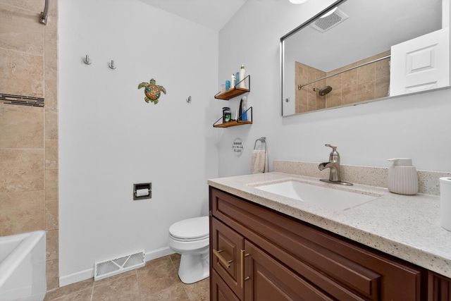 8915 17th AVENUE, Kenosha, WI 53143