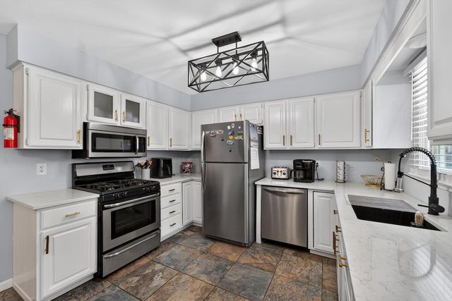 8915 17th AVENUE, Kenosha, WI 53143