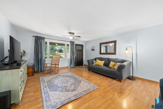 2004 S Crestwood Rd Road, Sioux Falls, SD 57105