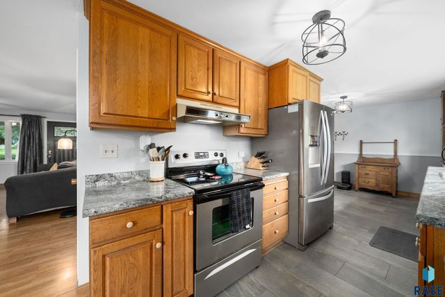 2004 S Crestwood Rd Road, Sioux Falls, SD 57105