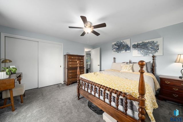 2004 S Crestwood Rd Road, Sioux Falls, SD 57105