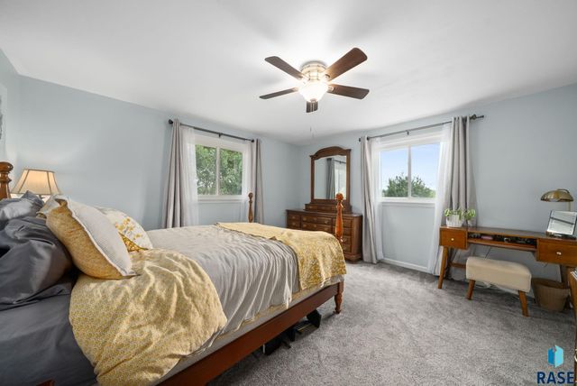 2004 S Crestwood Rd Road, Sioux Falls, SD 57105