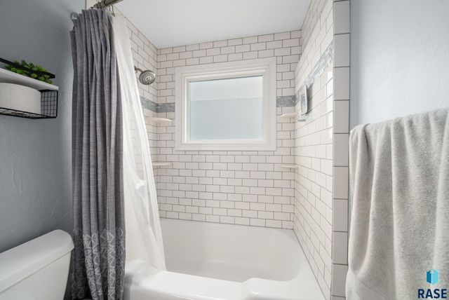 2004 S Crestwood Rd Road, Sioux Falls, SD 57105