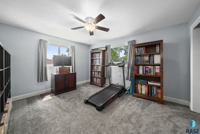 2004 S Crestwood Rd Road, Sioux Falls, SD 57105