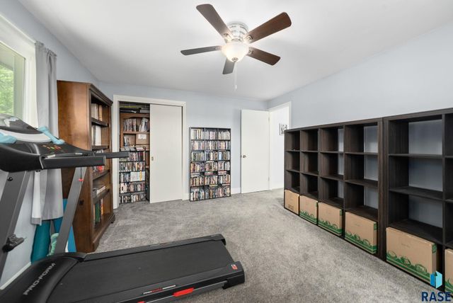 2004 S Crestwood Rd Road, Sioux Falls, SD 57105