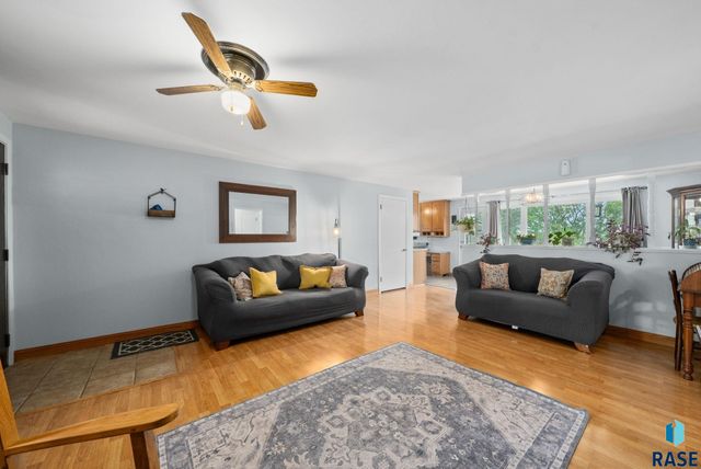 2004 S Crestwood Rd Road, Sioux Falls, SD 57105