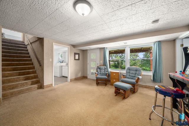 2004 S Crestwood Rd Road, Sioux Falls, SD 57105