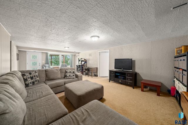 2004 S Crestwood Rd Road, Sioux Falls, SD 57105