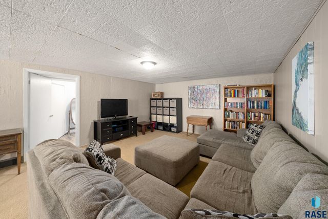 2004 S Crestwood Rd Road, Sioux Falls, SD 57105