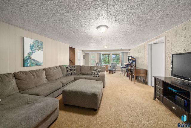 2004 S Crestwood Rd Road, Sioux Falls, SD 57105